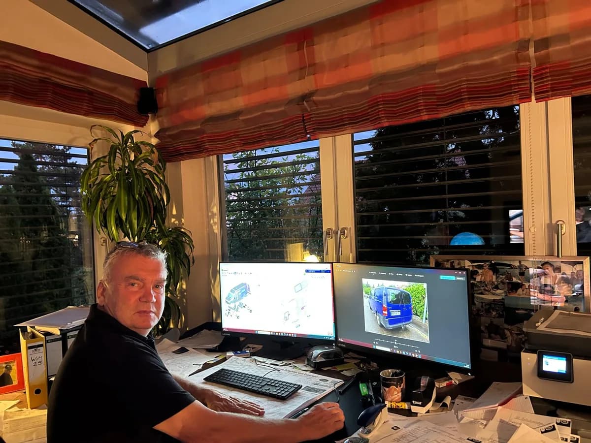 Wolfgang Merkle an seinem Arbeitsplatz im Sachverständigenbüro.